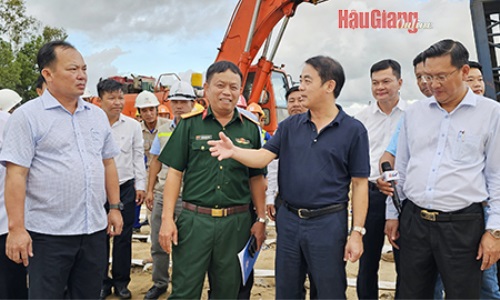 Bí thư Tỉnh ủy Hậu Giang thăm hỏi, động viên, tặng quà cho kỹ sư, công nhân thi công cao tốc